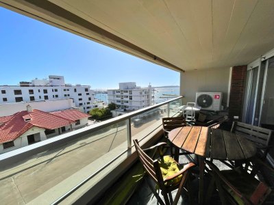 Amplia terraza, vista al Puerto 