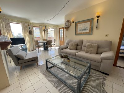 Amplia terraza con parrillero