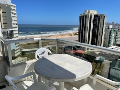 Piso alto con terraza y buena vista al mar