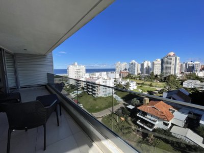 A pocos metros de la Playa Brava, terraza y buenos servicios