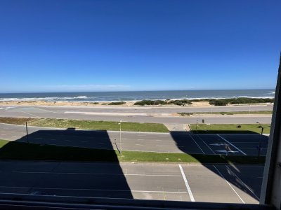 Piso intermedio en primera linea del mar.