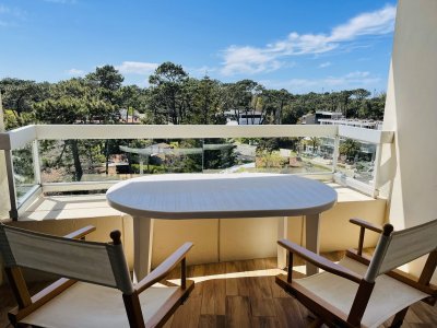 Con linda vista al bosque, terraza, piscina, mucama