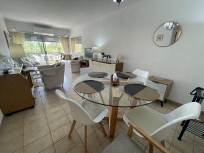 Simpatico , linda terraza y vista parcial al mar