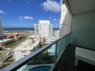 A pocos metros de la Playa Brava, terraza con parrillero