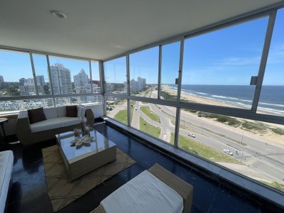 Piso alto con buena vista a Playa Brava y algo de vista a Playa Mansa