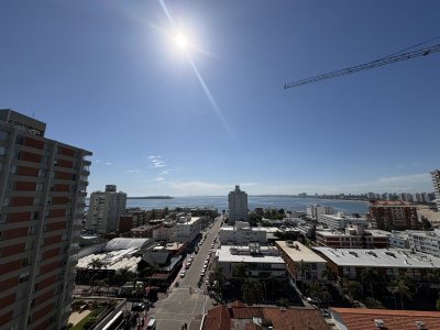 Amplia terraza con vista a la Playa Mansa y a la Brava 