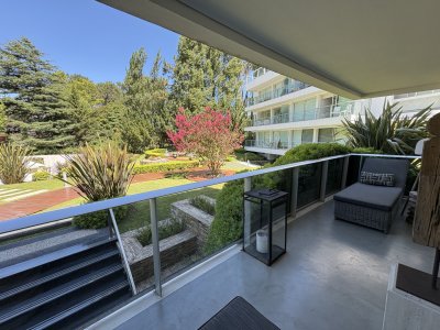 A pocos mts de Playa Mansa con hermosa vista al bosque