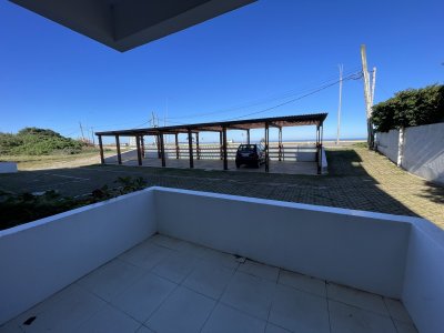 Frente al mar, planta baja , como una casa con la comodidad de apto.