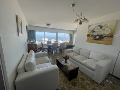 Vista al mar y bien equipado