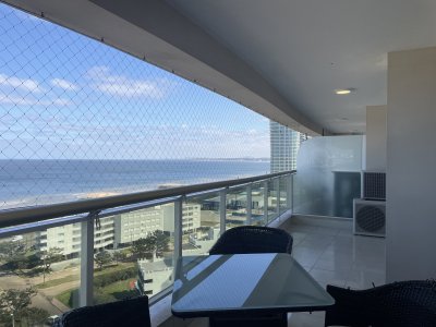 Todos los servicios, excelente vista a la Playa Mansa