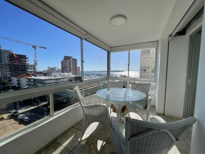 Zona centro, frente a la Plaza de los Artesanos 