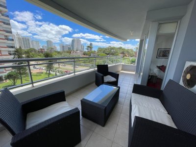 Amplia terraza, a metros de la Playa Brava 