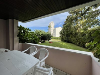 Playa mansa con excelente entorno , rodeado de hermoso jardín