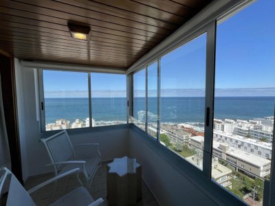 Terraza cerrada, a pocos metros del centro y del Puerto de Punta del Este