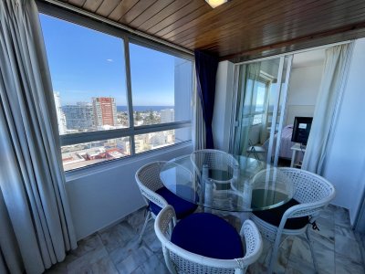 Excelente vista a la Playa Brava, piso alto, con servicios