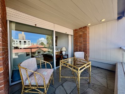 Apto a metros de la rambla