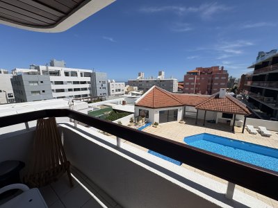 Apartamento con doble balcón