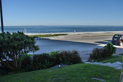 Apto. frente al mar con jardin y acceso directo , como si fuera una casita 