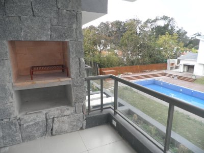 Lindo apto. con vista al bosque y terraza con parrillero