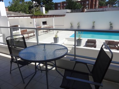 Edificio bajo con  piscina y parrilla 