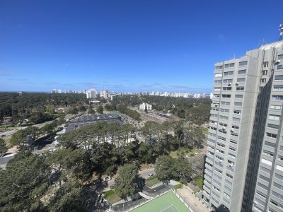 Piso alto, terraza cerrada. Edificio con servicios 