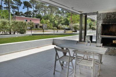 Terraza con parrillero y servicios