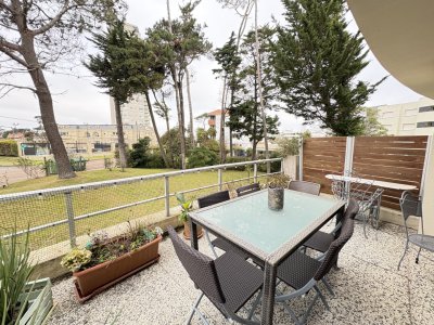 Terraza, a pocos metros de la Playa 