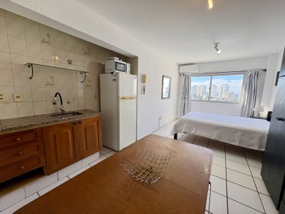 Piso alto con vista parcial a Playa Brava 