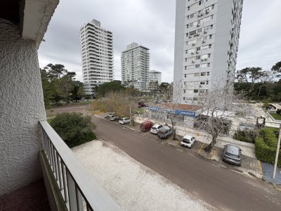 Alquiler anual con excelente ubicación, terraza y cochera 