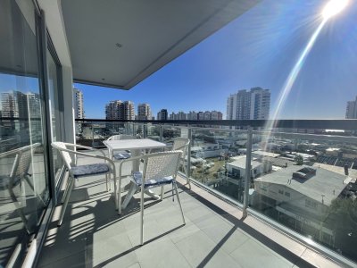 Buena terraza en forma de L con parrillero 