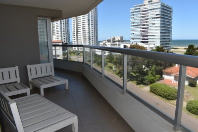 Edificio relativamente nuevo a metros de la Playa Brava