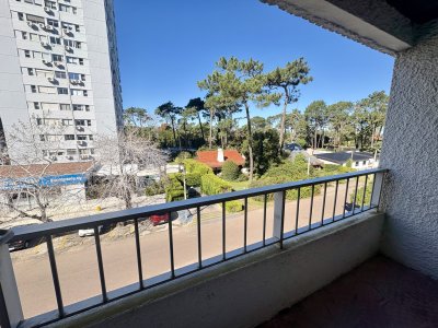 Alquiler anual con excelente ubicación, terraza y cochera 