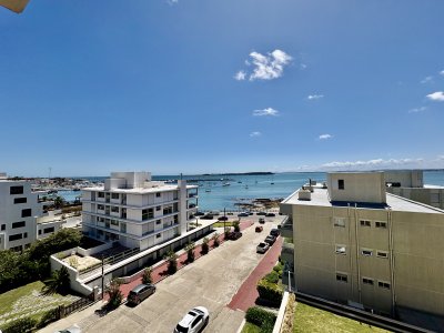 Puerto, linda vista, buena terraza abarca todo el frente del apartamento