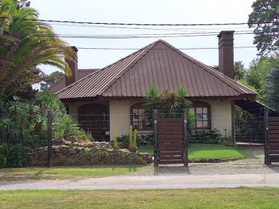 Zona residencial, buen entorno, muy bien equipada