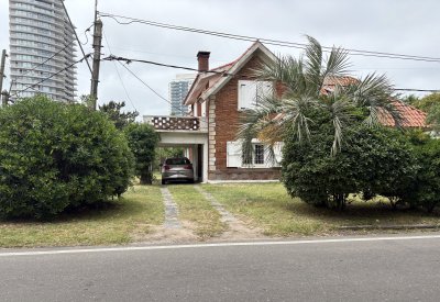A pocos metros de la Playa Mansa 