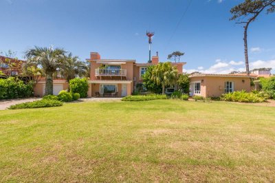 VACACIONES MARAVILLOSAS.  Hermosa casa con piscina a pocas cuadras de la Playa Mansa