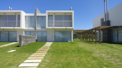 Barrio privado, moderna casa con los servicios del complejo 