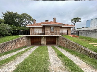 Cerca de ambas playas, ambientes amplios, ideal para familia 