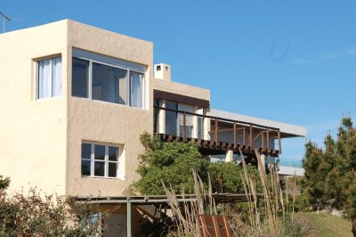 .Casa  con excelentes vistas , decks y mirador 