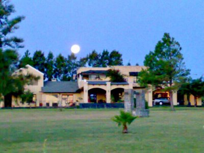 Campo con residencia, vista al cerro y laguna