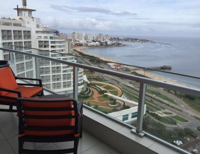 VENTA - ALQUILER ANUAL  Y FINDES.....MODERNO APTO EN EDIFICIO DE ALTO NIVEL EN PRIMERAS PARADAS MANSA PUNTA DEL ESTE