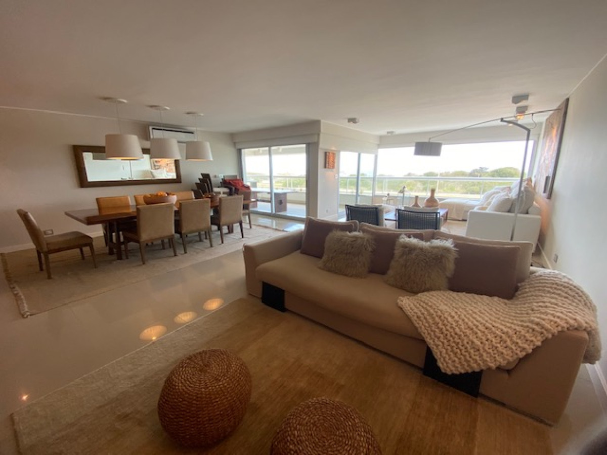 Venta y alquiler en brava frente al mar con 4 suites y terraza con parrillero