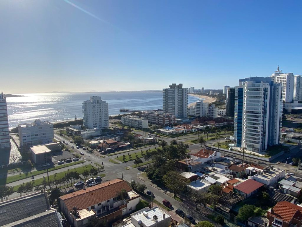 Alquiler frente a playa Brava con 3 dormitorios en Punta del Este 