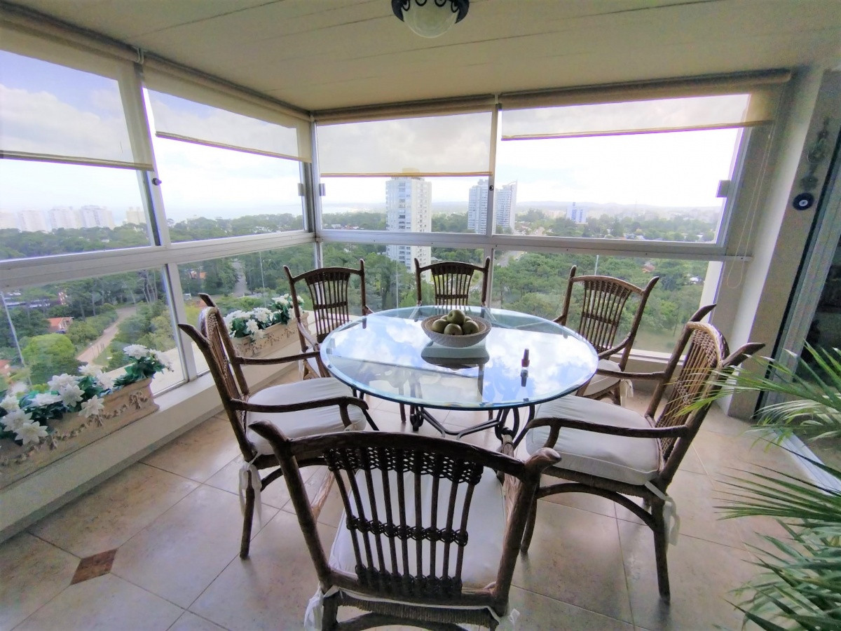 Venta departamento con 3 dormitorios y dependencia de servicio