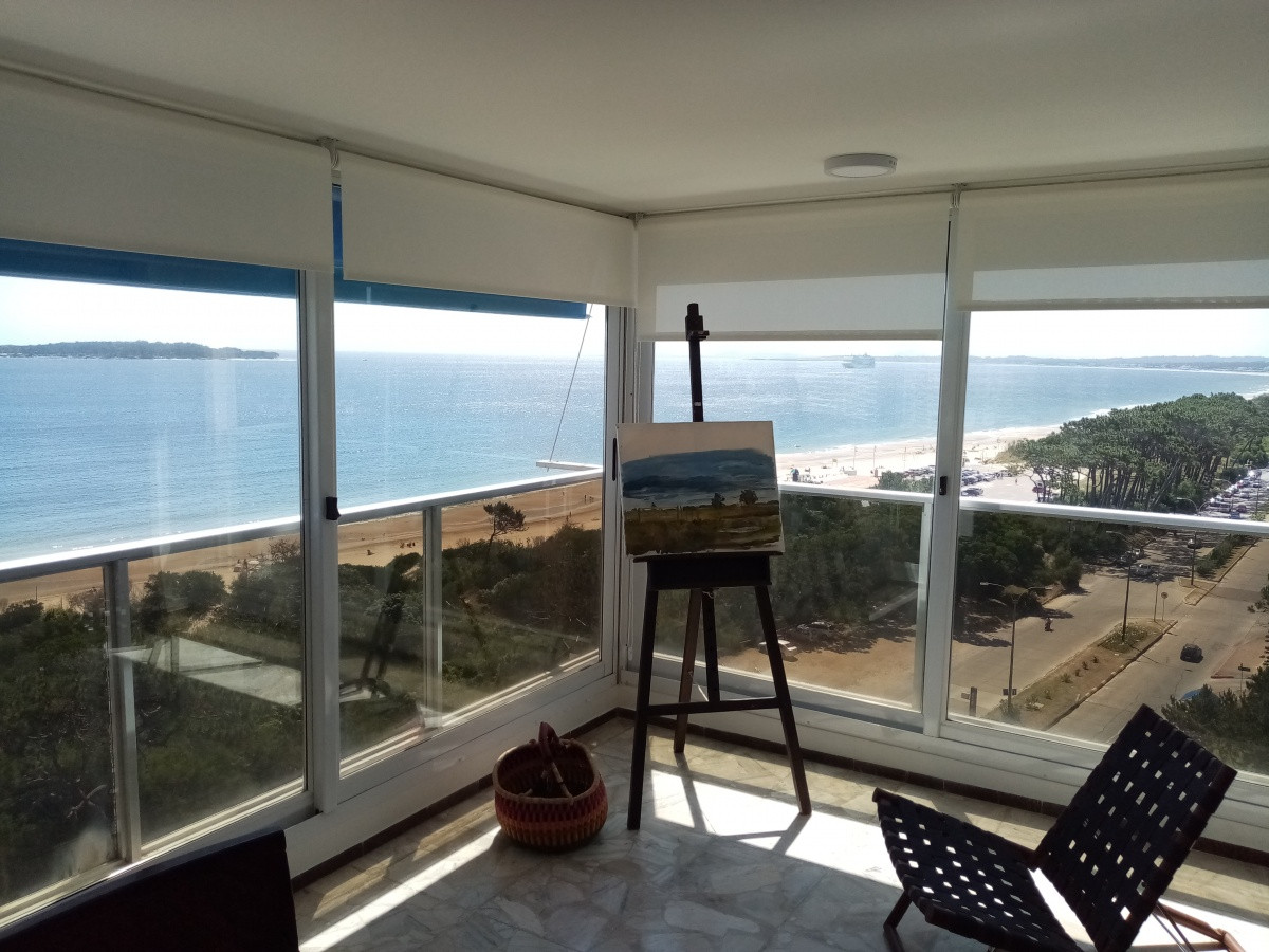Impecable departamento frente al mar de dormitorios y servicio 
