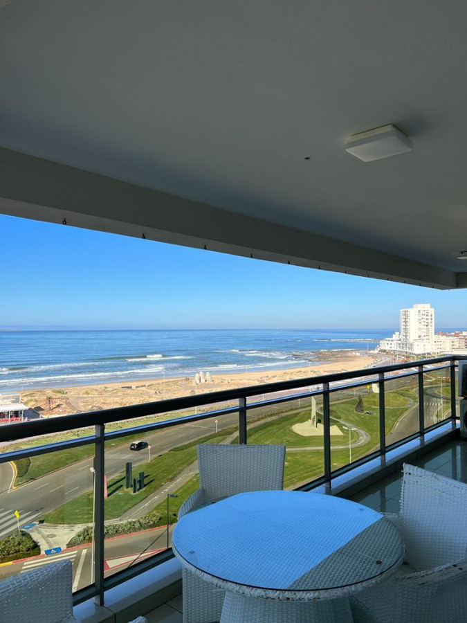 Apartamento en Venta , Brava, Punta del Este, 3 Dormitorios + dependencia