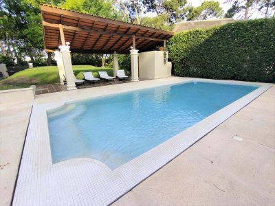San Rafael con 3 suites y dependencia de servicio con piscina