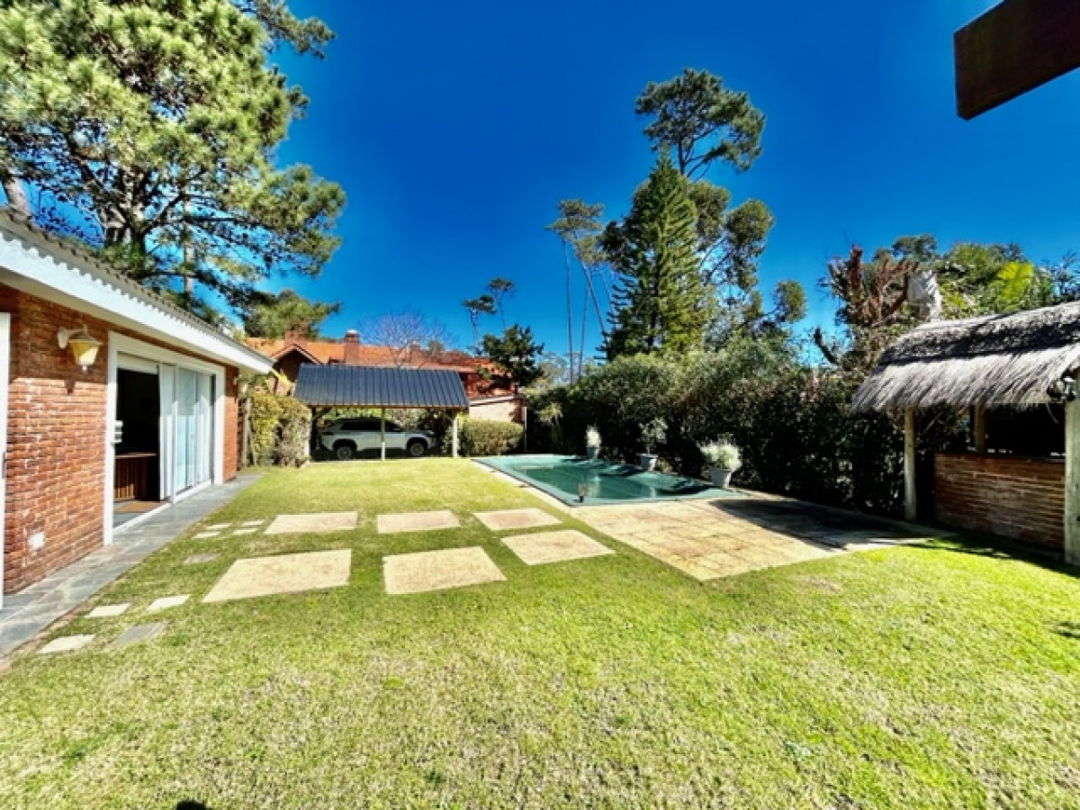 Mansa, excelente ubicación con 4 dormitorios y 3 baños