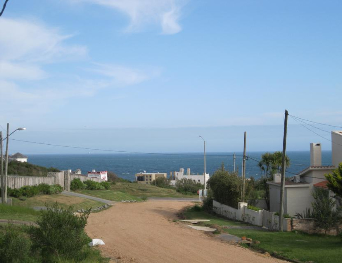 Casa con piscina  con 5 dormitorios y 4 baños a 100 mts del mar y muy buena vista