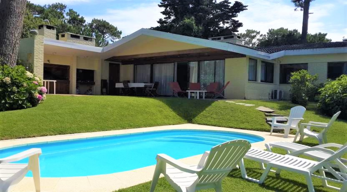 Mansa, con gran predio de 3500 m2 apto hotelería, 5 dormitorios más dependencia de serv.